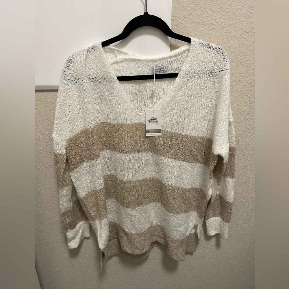 NWT Mud Pie lightweight sweater in tan and white. Size Medium.